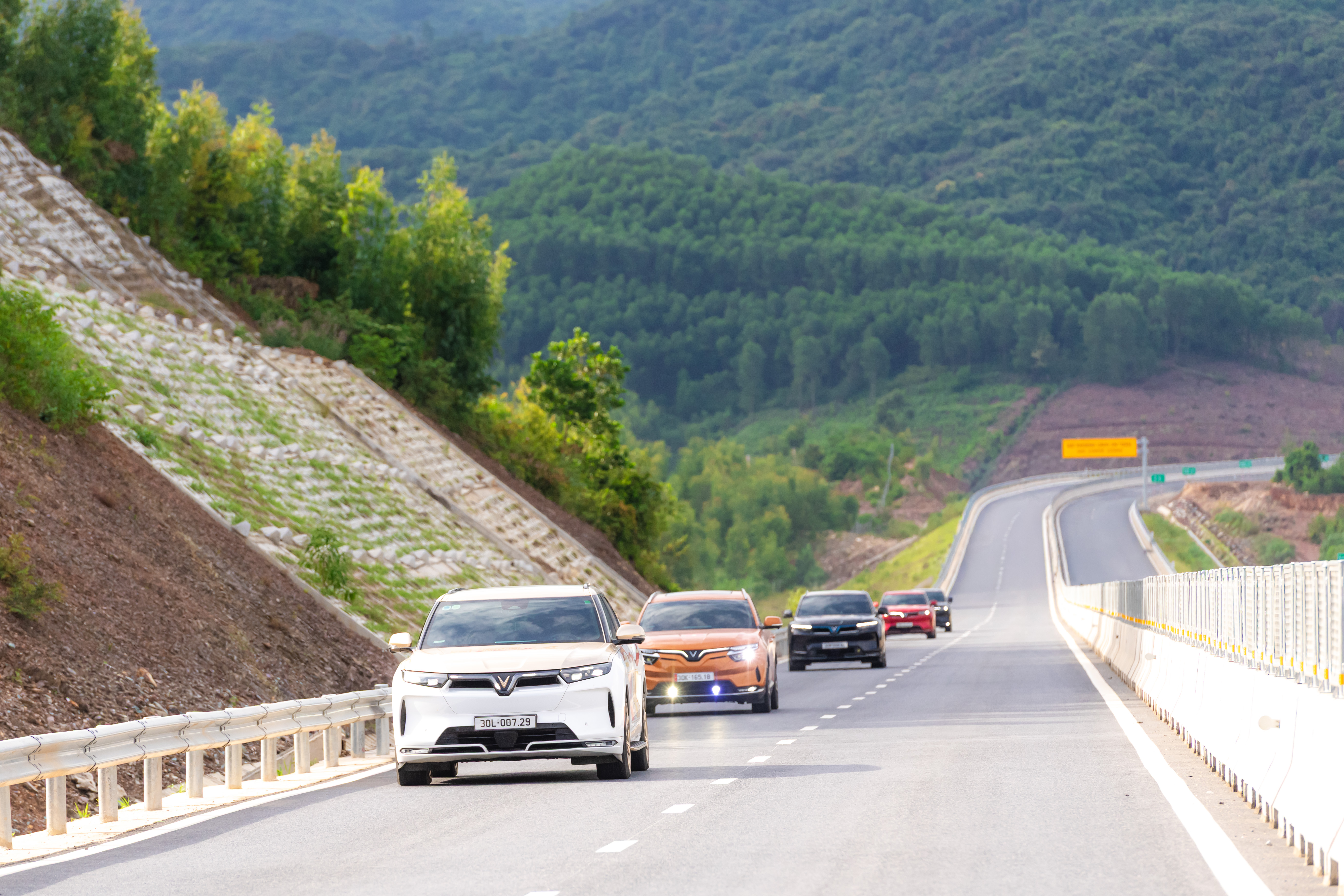 VINFAST LẬP KỶ LỤC VIỆT NAM - CÁN MỐC 100.000 Ô TÔ BÁN RA TRONG 3 QUÝ ĐẦU NĂM